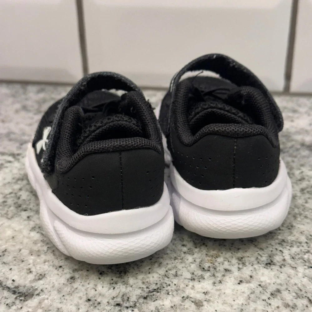 Under Armour Toddler 5K Sneakers Black White Hook Loop Strap 3024637-001‎ Sporty